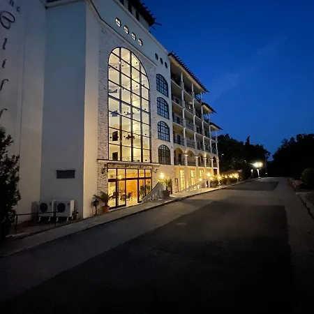 In The Cliff & **** אובזור