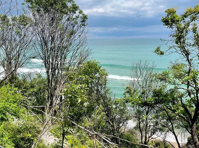 In The Cliff & **** Lägenhet